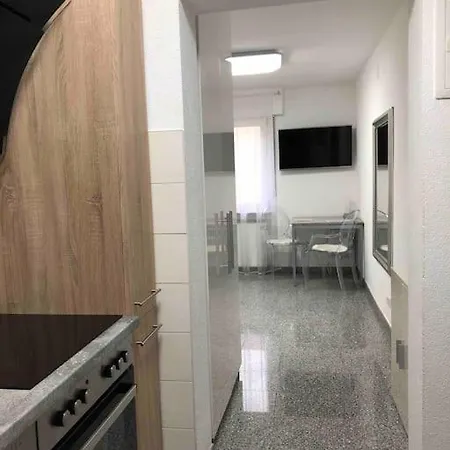 Neues Schoenes Studio, Zentral & Direkt An Der Rems Apartament